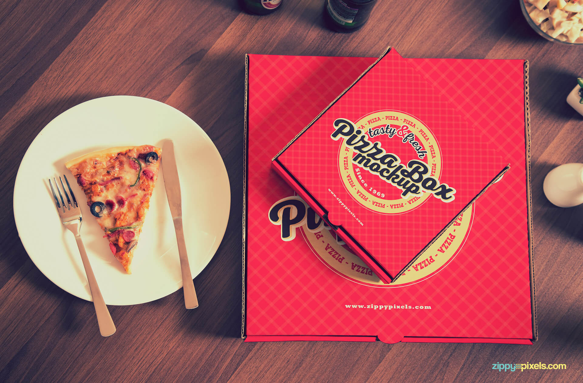 Beautiful way to present your pizza packaging designs.